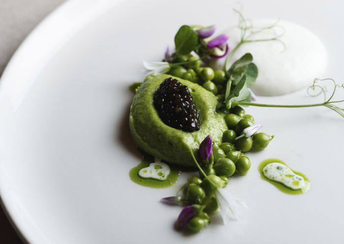 アリアレストラン、シドニー- 提供: スティーブ・ウッドバーン シドニーのAria Restaurant の春メニューの高級料理。料理: 季節初のアスパラガス、春の豆、スモークミルク、キャビア。