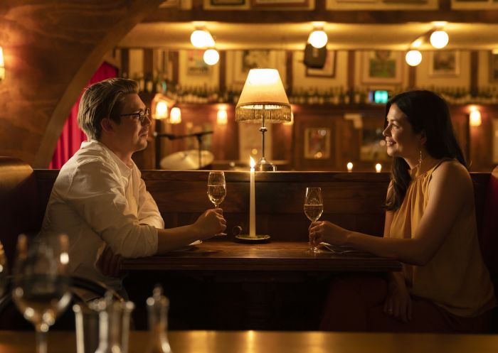 レストラン ヒューバート(シドニー・シティ) シドニー・シティのフランス料理レストラン「レストラン・ヒューバート」で食事と飲み物を楽しむカップル